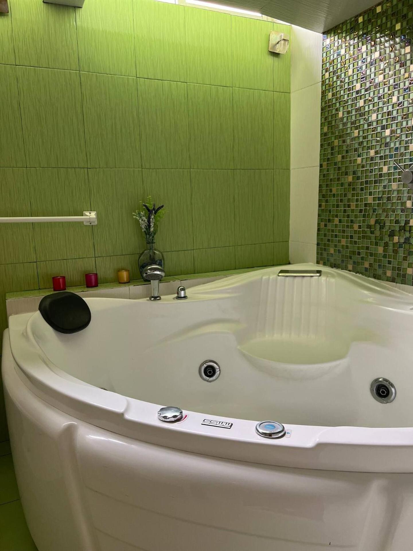 Campeggio Amplia E Indep C/ Jacuzzi, Centrica. *